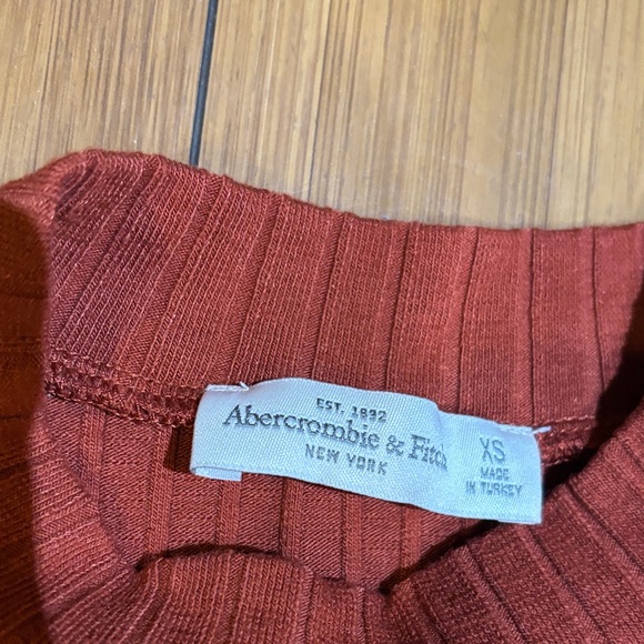 Abercrombie & Fitch Sleeveless Ribbed Midi Dress in Rust - Picture 2 of 4